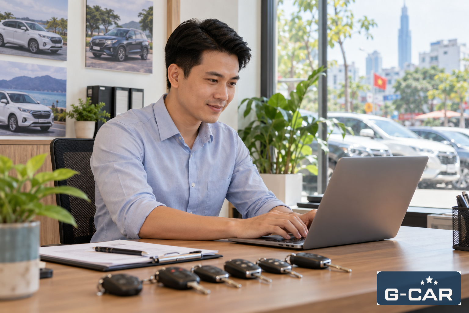 Nhân viên cho thuê xe kiểm tra lịch đặt xe tập trung trên máy tính